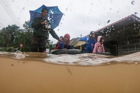 Ribuan Orang Mengungsi Akibat Banjir Di Selatan Malaysia
